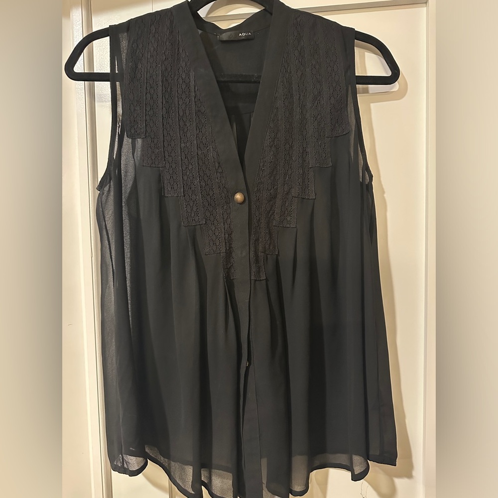 AQUA from Bloomingdale’s sleeveless flowy black top size small